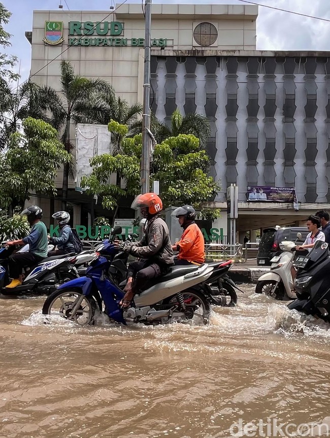 Banjir Kepung Cibitung, Jalan Teuku Umar dan Permukiman Terendam