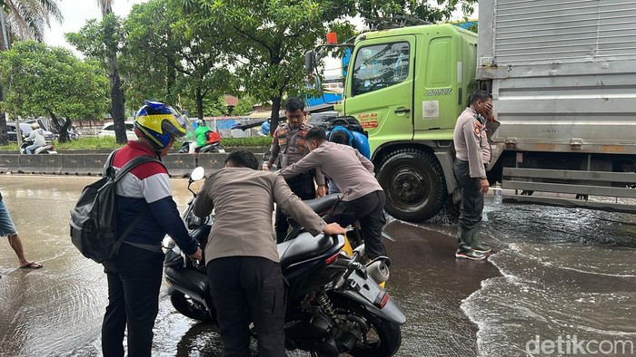 Banjir Menerjang Daan Mogot, Polisi Selamatkan Pemotor Mogok