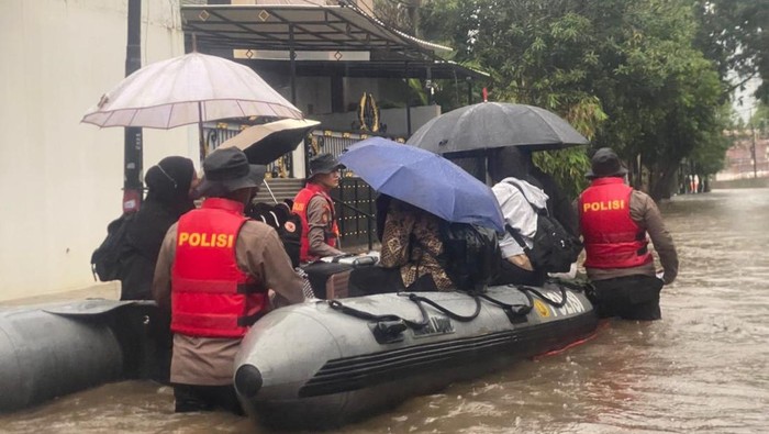 Banjir Menerjang Perumahan di Pela Mampang, Warga Dievakuasi dengan Perahu Karet