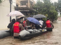 Perumahan di Pela Mampang Jaksel Banjir, Warga Dievakuasi Pakai Perahu Karet