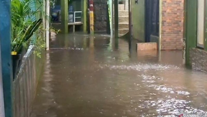 Banjir merendam permukiman warga di Kebon Pala, Jakarta Timur, Jumat (20/2/2026) sejak pukul 02.00 WIB. (ANTARA/Siti Nurhaliza).