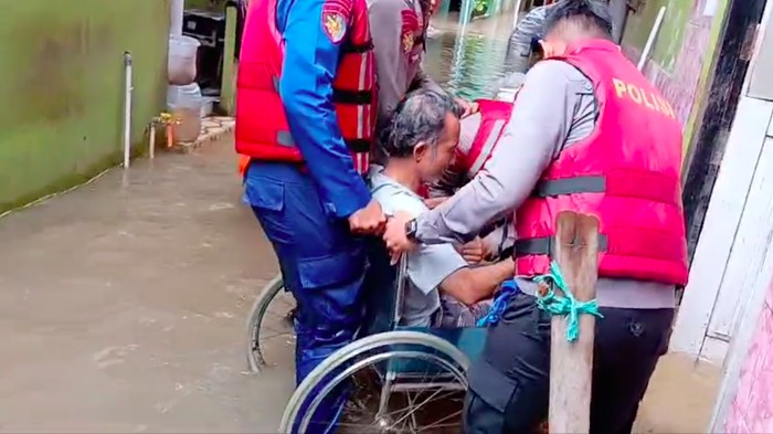 Banjir terjadi di kawasan Pondok Karya, Mampang Prapatan, Jakarta Selatan (Jaksel). Anggota kepolisian dan petugas lainnya mengevakuasi warga yang terdampak banjir. (dok Ist)
