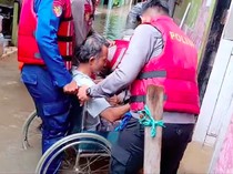 Polisi Evakuasi Warga Sakit Kena Banjir di Pela Mampang Jaksel