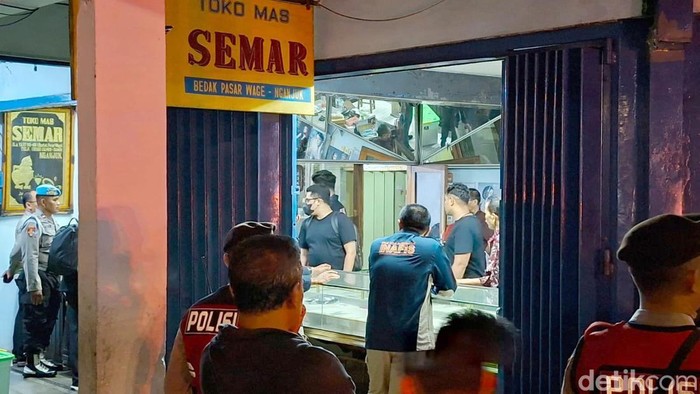 Bareskrim Polri geledah toko emas di Nganjuk