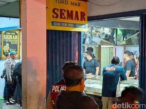 16 Jam Bareskrim Geledah Toko Semar-Rumah Mewah Nganjuk Bawa 1,6 Kg Emas
