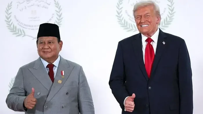Presiden Donald Trump dan Presiden Prabowo Subianto berpose untuk foto bersama, 13 Oktober 2025 di Sharm El-Sheikh, Mesir. (Getty Images)