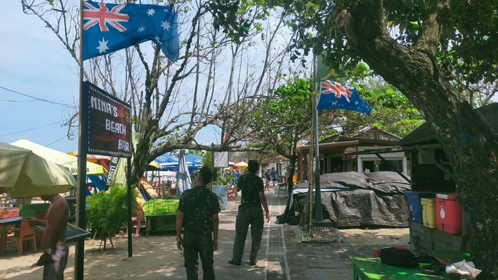 Bendera asing di Pantai Legian, Badung, diturunkan, Rabu (18/2/2026). (Dok. Kelurahan Legian)