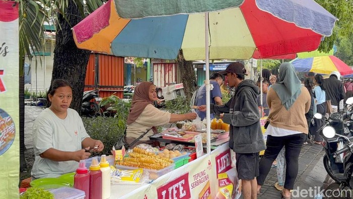 Berburu takjil di Kampung Kue Surabaya