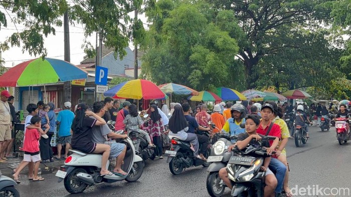 Berburu takjil di Kampung Kue Surabaya