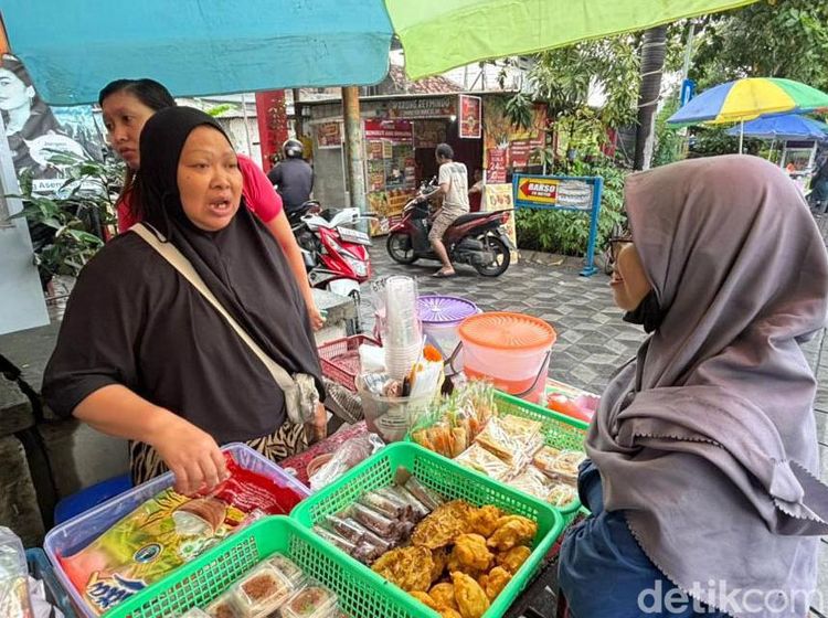 Asyik Berburu Takjil Murah Meriah di Kampung Kue Surabaya