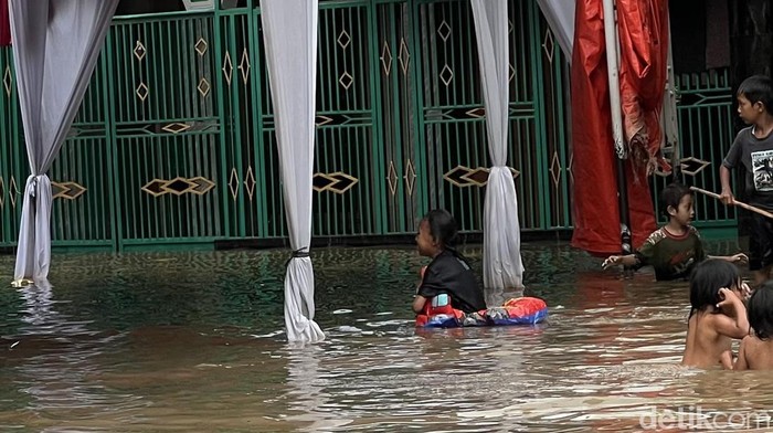 **Banjir di Rawa Buaya Jadi 'Wahana' Main Air Anak-Anak, Tragedi atau Fenomena Menarik?**