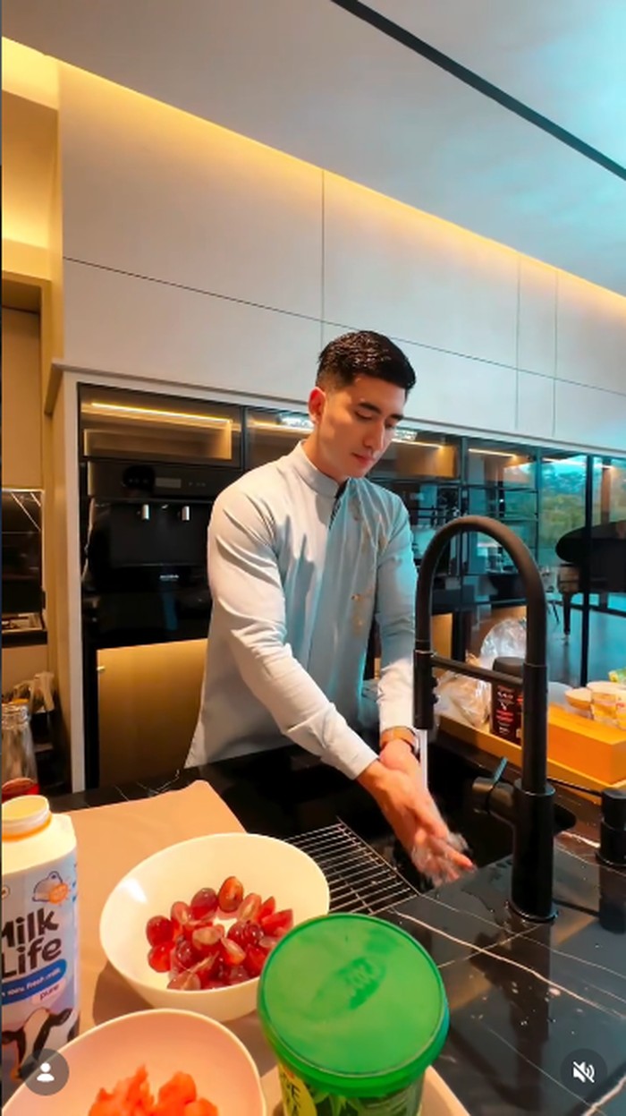 Buka Puasa Hari Pertama, Verrell Bramasta Bikin Sop Buah untuk Takjil