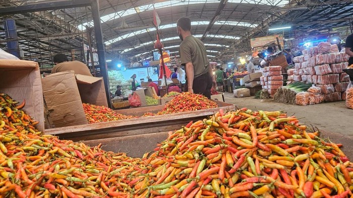 Cabai rawit merah mengalir ke Pasar Induk Kramat Jati