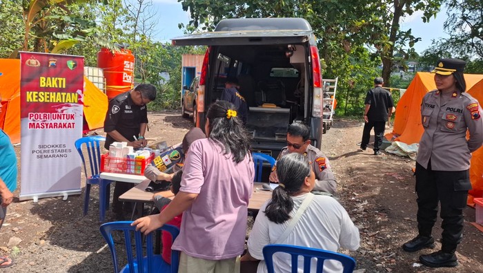 Tim Sidokkes Polrestabes Semarang saat memberikan pelayanan kesehatan gratis bagi warga terdampak bencana yang mengungsi di Kampung Sekip, Kelurahan Jangli, Kecamatan Tembalang.