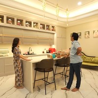 Ini merupakan penampakan dapur bersih Sarwendah yang diakuinya sering dipakai untuk syuting. Ia mengajak Andre Taulany melihat dapur bernuansa klasik minimalis yang dilengkapi meja bar di tengahnya. Foto: Dok. YouTube/TAULANYTV