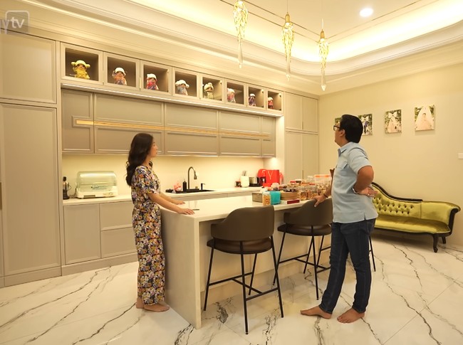 Ini merupakan penampakan dapur bersih Sarwendah yang diakuinya sering dipakai untuk syuting. Ia mengajak Andre Taulany melihat dapur bernuansa klasik minimalis yang dilengkapi meja bar di tengahnya. Foto: Dok. YouTube/TAULANYTV
