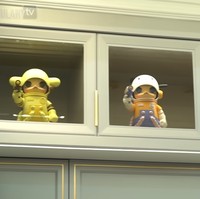 Yang unik, terdapat pajangan boneka Pop Mart, Molly, di dalam lemari dapurnya. Diketahui harga Mega Space Molly bisa mencapai jutaan rupiah. Foto: Dok. YouTube/TAULANYTV