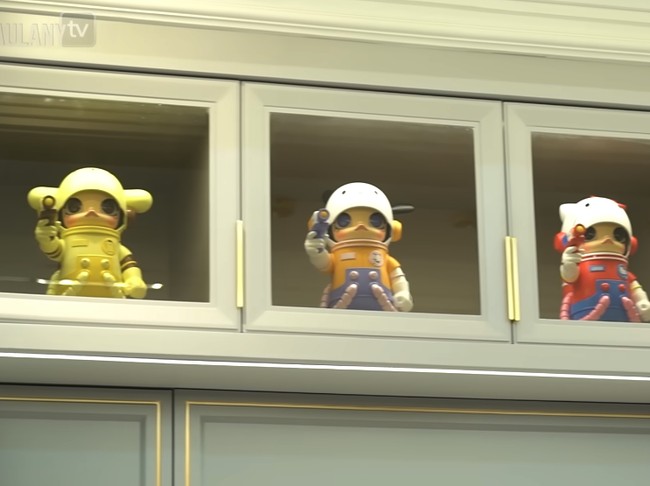 Yang unik, terdapat pajangan boneka Pop Mart, Molly, di dalam lemari dapurnya. Diketahui harga Mega Space Molly bisa mencapai jutaan rupiah. Foto: Dok. YouTube/TAULANYTV