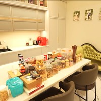 Di sisi lain dapur bersih terdapat sofa panjang yang mewah dengan nuansa olive. Tidak terlihat kompor di bagian dapur bersih.  Foto: Dok. YouTube/TAULANYTV