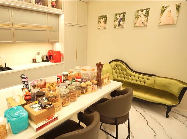 Di sisi lain dapur bersih terdapat sofa panjang yang mewah dengan nuansa olive. Tidak terlihat kompor di bagian dapur bersih.  Foto: Dok. YouTube/TAULANYTV