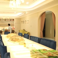 Terdapat pintu kamuflase menyerupai kitchen set yang ternyata akses menuju dapur kotor, tempat Sarwendah memasak. Ia mengaku setiap hari masak di dapur tersebut untuk anak-anaknya. Foto: Dok. YouTube/TAULANYTV