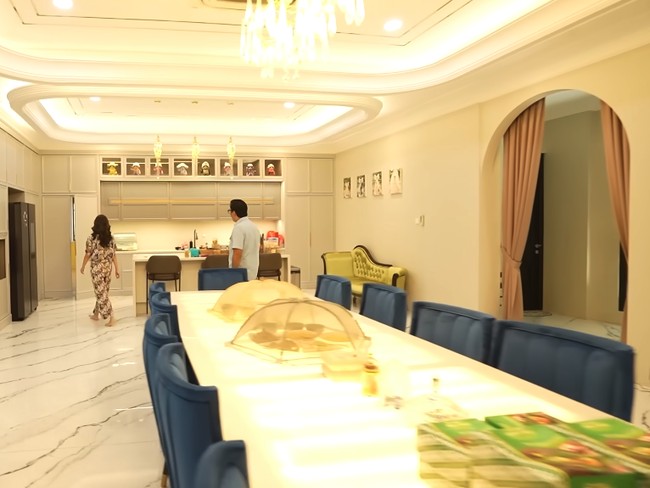 Terdapat pintu kamuflase menyerupai kitchen set yang ternyata akses menuju dapur kotor, tempat Sarwendah memasak. Ia mengaku setiap hari masak di dapur tersebut untuk anak-anaknya. Foto: Dok. YouTube/TAULANYTV