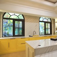 Ini area dapur bagian dalam, tempat Sarwendah memasak. Terdapat jendela yang dihiasi dengan lukisan burung untuk membuat area dapur terasa lebih segar. Foto: Dok. YouTube/TAULANYTV