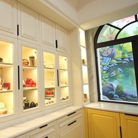 Sementara itu, bagian lemari dalam diisi dengan berbagai perlengkapan makan. Satu set piring dan cangkir ayam jago cukup menarik perhatian. Foto: Dok. YouTube/TAULANYTV