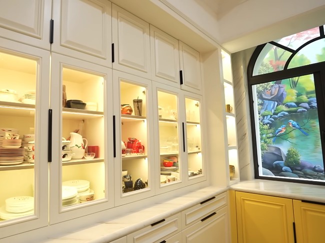 Sementara itu, bagian lemari dalam diisi dengan berbagai perlengkapan makan. Satu set piring dan cangkir ayam jago cukup menarik perhatian. Foto: Dok. YouTube/TAULANYTV