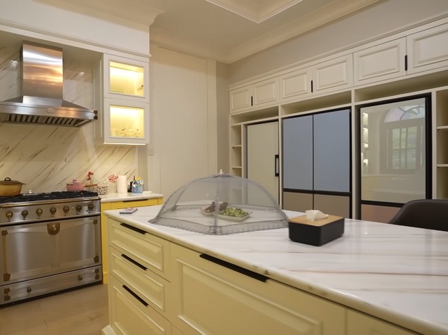 Ini merupakan penampakan kompor custom di dapur Sarwendah yang memiliki harga fantastis hingga menyentuh Rp 1 miliar.  Foto: Dok. YouTube/TAULANYTV