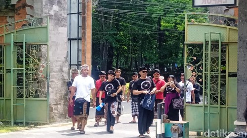 Forum Perjuangan Driver Pariwisata Bali (FPDPB) mendatangi Kantor DPRD Bali, Jumat (20/2/2026).