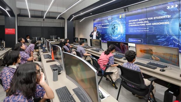 Direktorat Reserse Siber Polda Metro Jaya terima kunjungan siswa Sekolah Dasar Kelas 5 dan Kelas 6 Sekolah Cikal dan Mentari Intercultural School Jakarta.