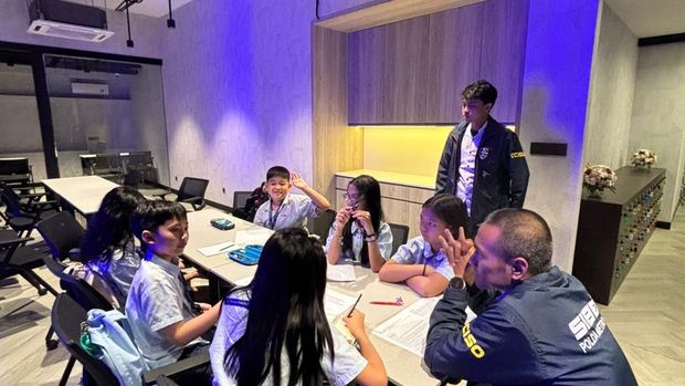 Direktorat Reserse Siber Polda Metro Jaya terima kunjungan siswa Sekolah Dasar Kelas 5 dan Kelas 6 Sekolah Cikal dan Mentari Intercultural School Jakarta.