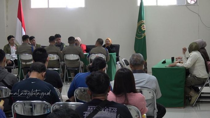 Dua oknum Satpol PP merokok di area ruang lakstasi Alun-Alun Merdeka Malang jalani sidang Tipiring.