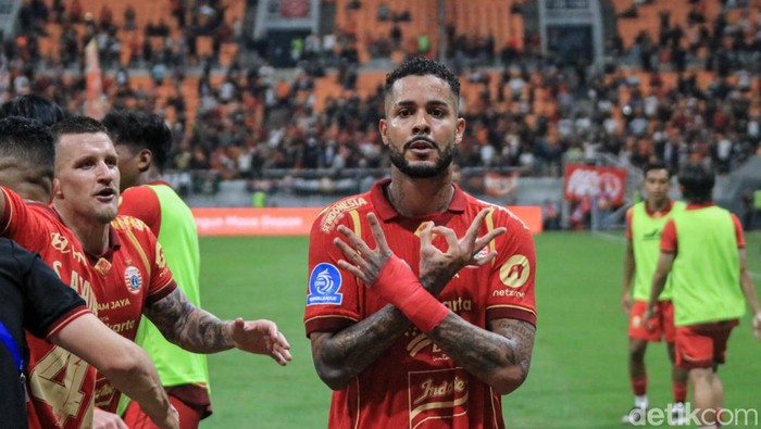 Maxwell mencetak gol ke gawang PSM Makasar sekaligus menjadikannya top skor sementara Super League 2025/2026.