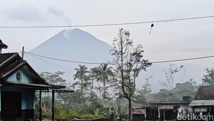 Erupsi Semeru terjadi hingga lima kali. Kolom abu vulkanik teramati setinggi 1 kilometer.