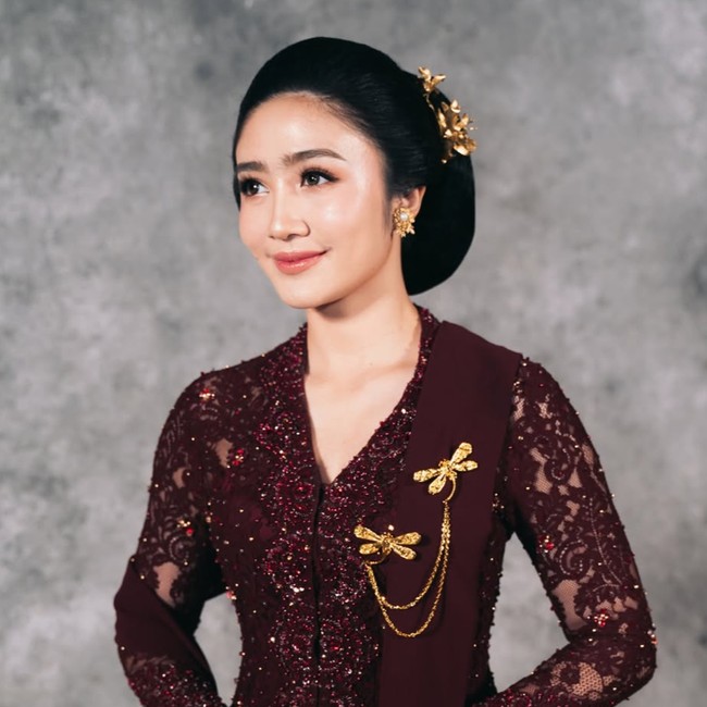 Gaya Febby Rastanty Berkebaya di Pernikahan Adik, Sempat Tak PD Pakai Sanggul