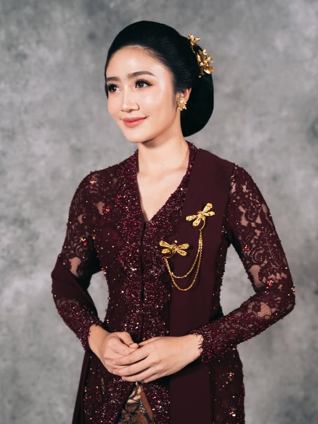 Gaya Febby Rastanty Berkebaya di Pernikahan Adik, Sempat Tak PD Pakai Sanggul