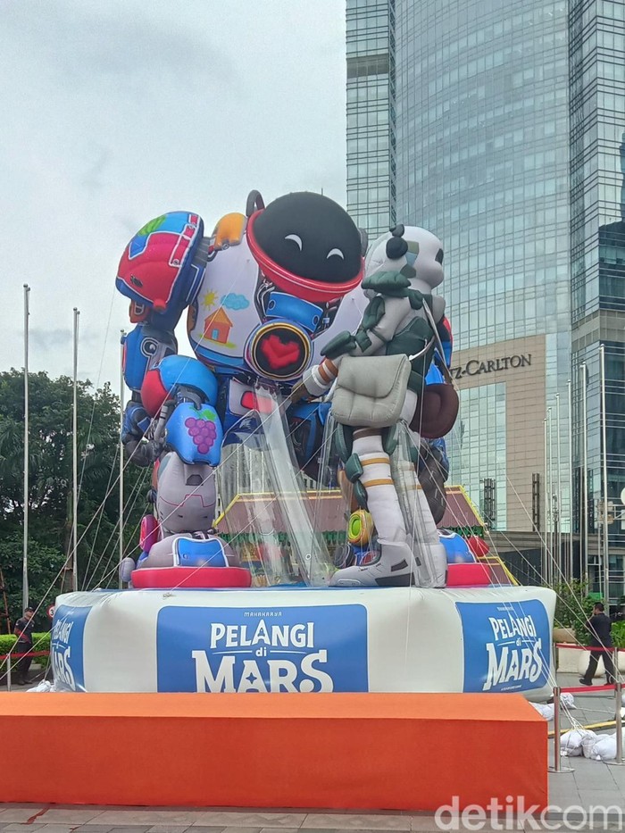 Balon raksasa karakter film Pelangi di Mars.