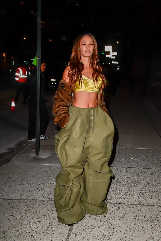The bigger the pants, the better. Model Joan Smalls mencuri perhatian dengan celana cargo bervolume di fashion show Marc Jacobs. (Foto: Dok. Getty Images)