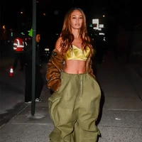 The bigger the pants, the better. Model Joan Smalls mencuri perhatian dengan celana cargo bervolume di fashion show Marc Jacobs. (Foto: Dok. Getty Images)