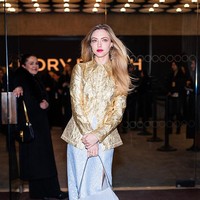 Amanda Seyfried membawa aura gilded age dengan jaket emas yang dipadu midi skirt biru nan polish. Klasik tapi terasa effortless dan chic. (Foto: TheStewartofNY/GC Images)