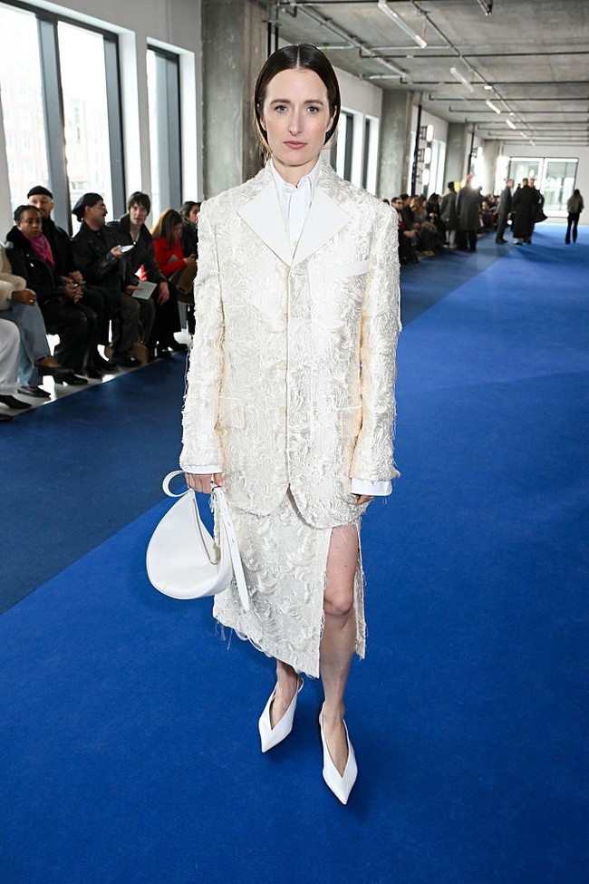 Muncul di peragaan Proenza Schouler, yang sekaligus menandai debut desainer Rachell Scott sebagai direktur kreatifnya, Grace Gummer, aktris sekaligus putri Meryl Streep, mengandalkan white-on-white look. Namun, material jacquard memastikan gayanya jauh dari kata boring.  (Foto: Gilbert Flores/WWD via Getty Images)