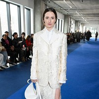 Muncul di peragaan Proenza Schouler, yang sekaligus menandai debut desainer Rachell Scott sebagai direktur kreatifnya, Grace Gummer, aktris sekaligus putri Meryl Streep, mengandalkan white-on-white look. Namun, material jacquard memastikan gayanya jauh dari kata boring.  (Foto: Gilbert Flores/WWD via Getty Images)