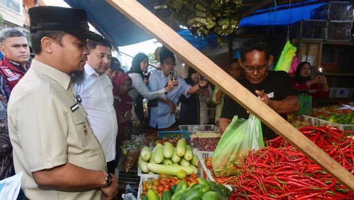 Gubernur Sulsel Andi Sudirman Sulaiman sidak Pasar Terong Makassar.