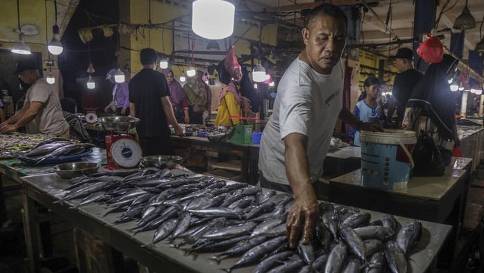 Pedagang melayani pembeli ikan segar di Pasar Barito Ternate, Maluku Utara, Jumat (20/2/2026). Kementerian Kelautan dan Perikanan memastikan harga ikan nasional tetap stabil selama Ramadhan 1447 H dan Lebaran 2026 karena produksi ikan Januari hingga Maret mencapai 3,57 juta ton, terdiri atas 2,05 juta ton dari sektor budidaya dan 1,52 juta ton dari sektor perikanan tangkap sementara kebutuhan konsumsi masyarakat pada periode yang sama hanya sekitar 1,94 juta ton dan pasokan ikan nasional dipastikan tetap berada dalam kondisi aman untuk memenuhi kebutuhan masyarakat. ANTARA FOTO/Andri Saputra/bar