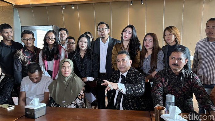 Ibu Fandi Nangis, Tegaskan Anaknya Tak Terlibat Kasus Sabu 2 Ton di Depan Hotman Paris