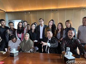 Ibu Fandi Nangis di Depan Hotman Paris, Bantah Anaknya Terlibat Kasus Sabu 2 Ton