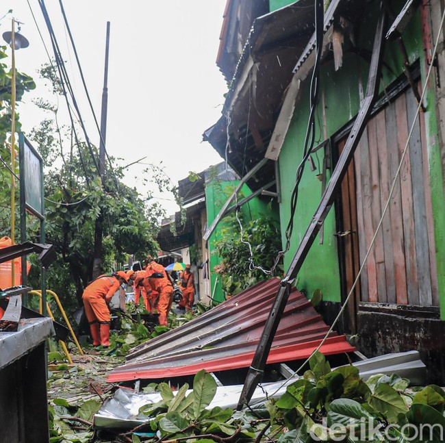 Hujan dan Angin Kencang Robohkan Atap Rumah di Tanjung Priok
