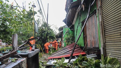 Hujan dan Angin Kencang Robohkan Atap Rumah di Tanjung Priok